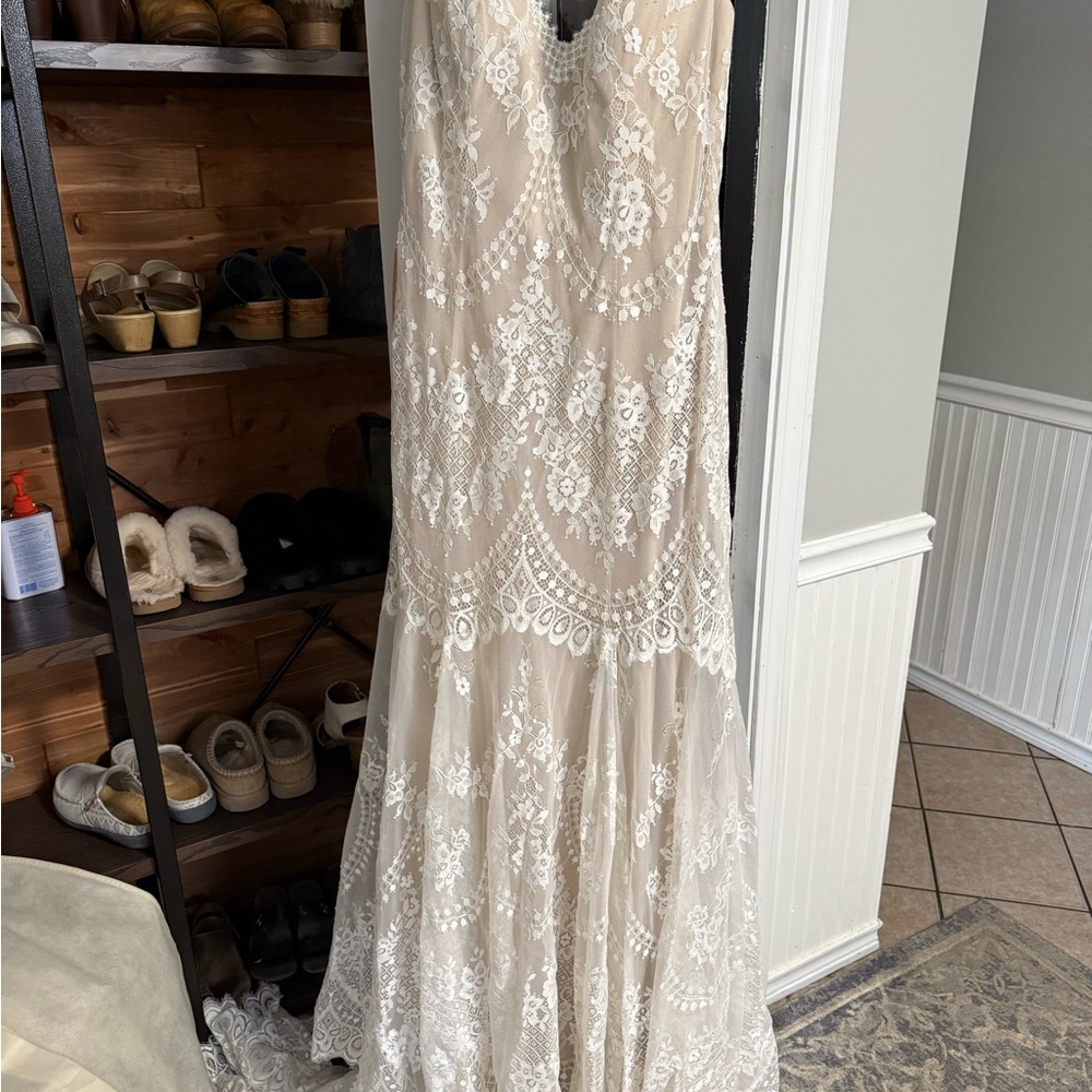 Elegant White Lace Wedding Dress